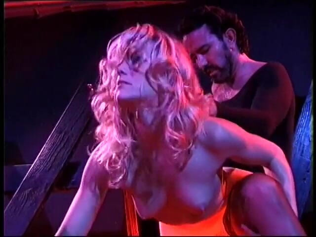 Hot Sex Party: Збуджена красуня насолоджується її тугою пиздою, яку сильно відтрахав величезний член