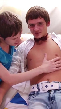 Młode twinks liżą tyłek i palcami pieprzą się nawzajem