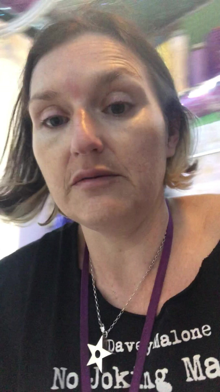 Pissing Paradise: Mijando Nas Minhas Pernas Nuas