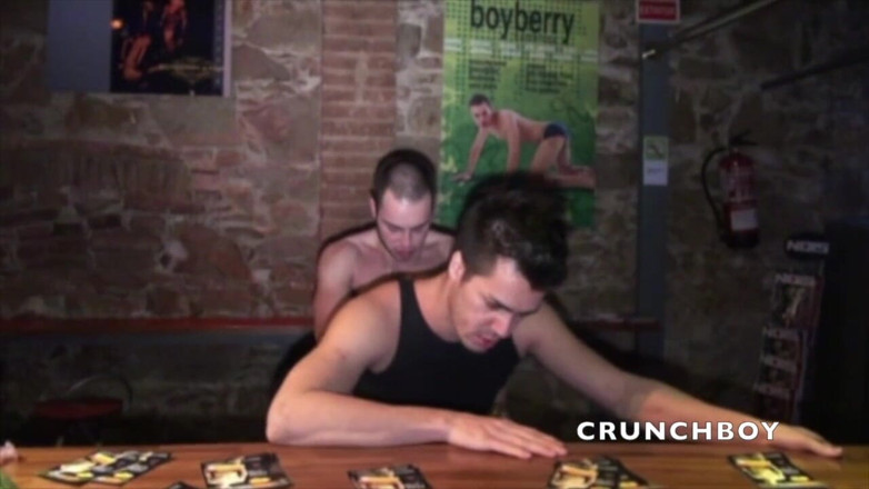Crunch Boy: Kenzo zerżnięta przez Macanaora Torresa w barze