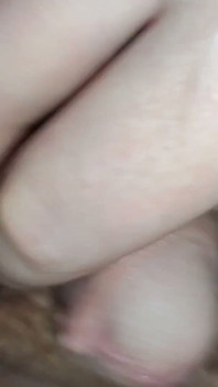 Un femboy naturale carino salta su una spina di pesce e viene davanti alla telecamera