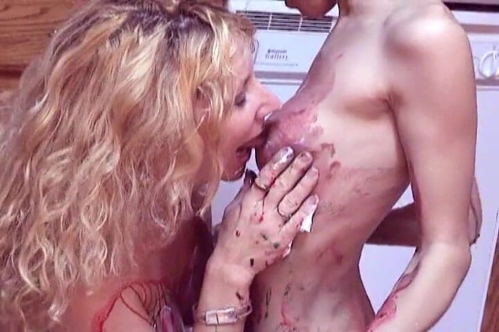 Radical Lesbian: Ev hanımlarıyla dağınık fetiş pornosu