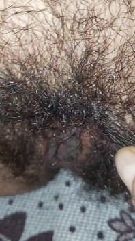 그녀의 털이 무성한 미시 보지를 핑거링