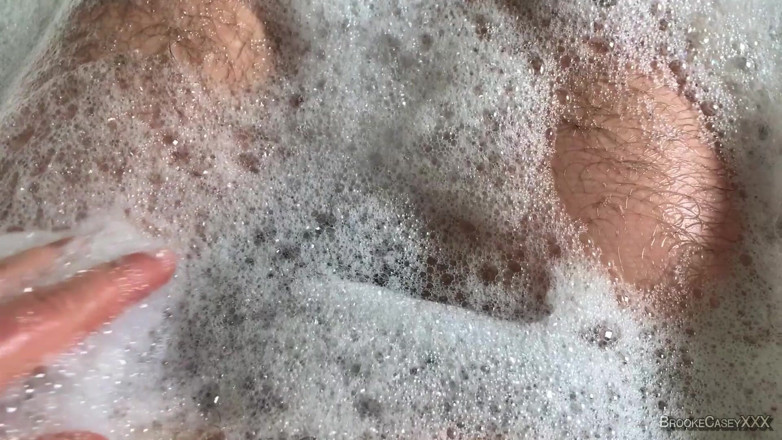 Brooke Casey: Sensual Asmr Full Bush e Clitóris Worship em Bubble Bath...