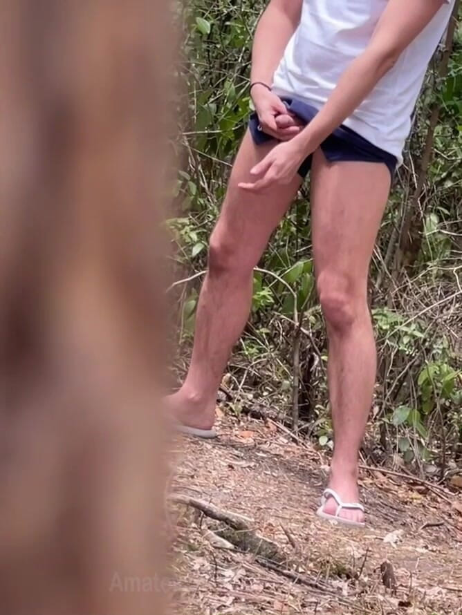 AmateurMates: Băiat amator prins pișându-se în pădure