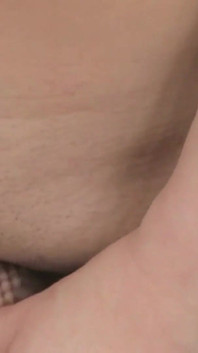 Min flickvän en slampig 18 -åring med en slät brunettfitta använder sexleksaker för att njuta av sig själv och fingrar själv