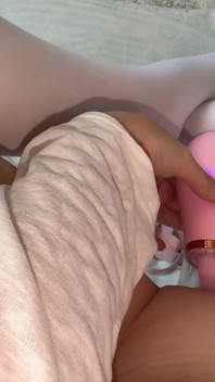 Hermanastra masturbándose mojado cremoso coño en primer plano