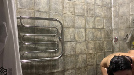LizaVirgin: Liza Virgin face un duș, își rade pizda dulce și picioarele și se...