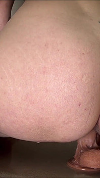 엄마는 아침에 샤워를 하며 스스로를 즐겁게 하는 것을 좋아합니다