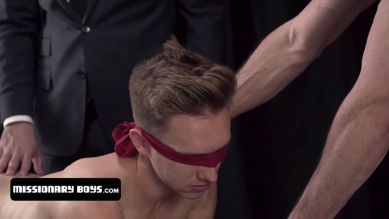 Missionary Boys: Starší bar se zavázanýma očima slouží jako sexuální panenka pro...