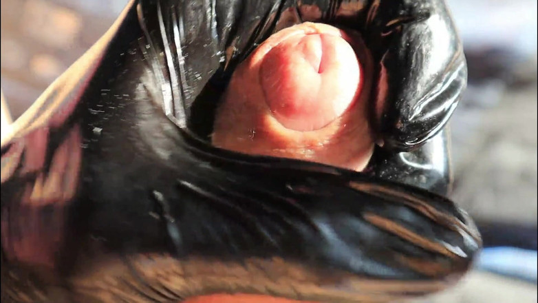 SEXY_GUYBEST: Nästan kommer från en lång och mild kukmassage i latexhandskar
