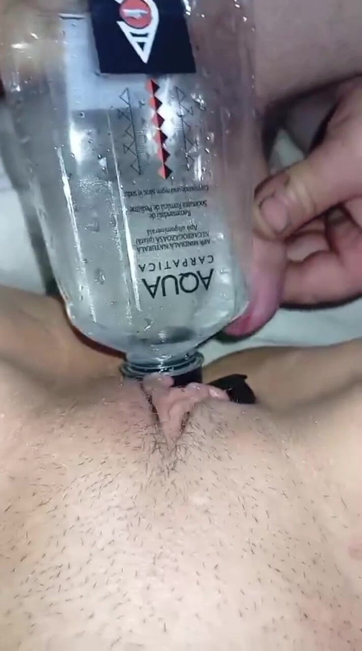 AgathhaA: Baga Apă Dintr-o Sticlă În Vagin