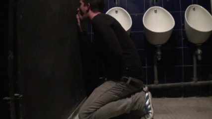 AMATOR PORN MADE IN FRANCE: Sucer une bite droite dans les toilettes publiques, trous de...