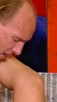 Tetona morena MILF toma polla profundo por detrás