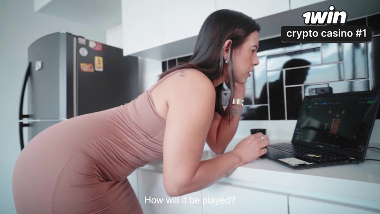 Kylei Ellish: MILF Divorciada Fode Nerd Virgem Para Ajudá-la a Investir Online!...