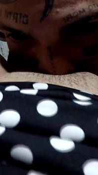 Magere rondborstige hottie neukt op het balkon terwijl cuckold alles filmt