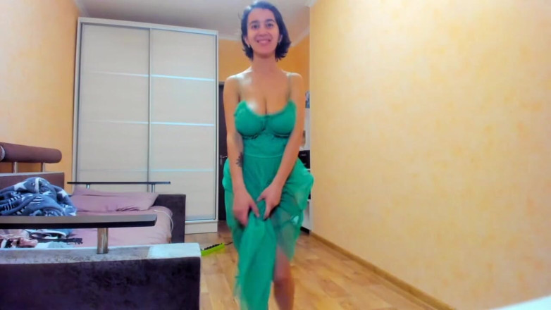 myla_angel: 穿着绿色透明连衣裙的热辣Myla Angel！