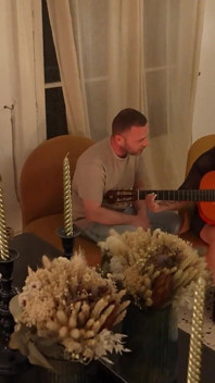 Lily Alix, Sınırsız gitar dersleri.