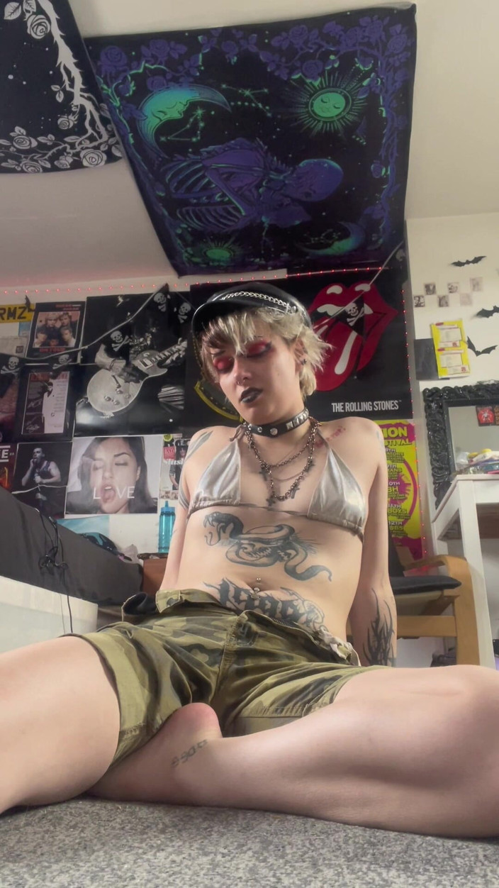 Glitterqueen1999: Jím tě jako trest za lezení v mé kundičce