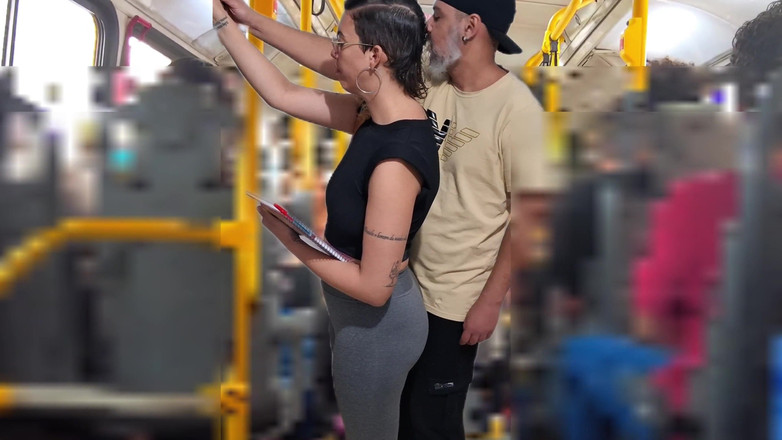 Gabi SweetCouplesStories: 放荡的学生在公交车上被射精