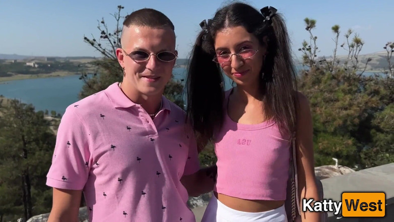 Katty West: Jugando con Barbie y Ken convertidos en un trío bisexual