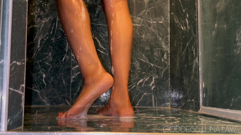 Goddess Luna Law: Schau meine füße zu, während ich dusche