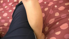 Tight little babes: Mladá roztomilá kočka si tře kundičku o nadržené péro starého...