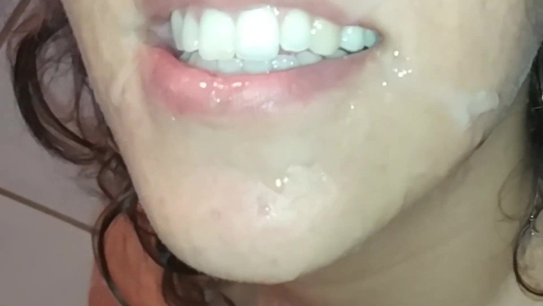 Minhaesposaparaoutro: 그녀의 입에 사정할 때까지 딥쓰롯을 하는 남편 친구를 빠는 주부