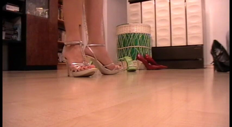 Foot Girls: Teen and her so many high heels