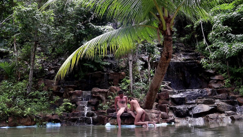 Magia Rosa: Sozinho em uma cachoeira