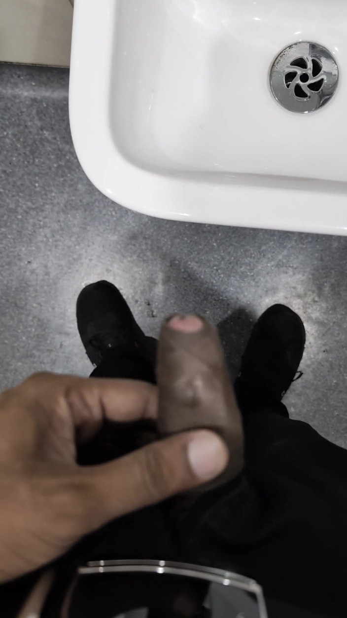 Mrhorny4u96: Bermain dengan zakar di tandas awam bukan pancut