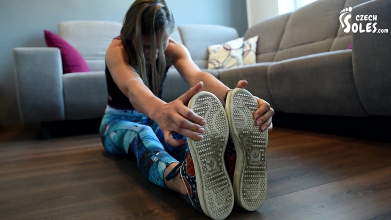 Czech Soles - foot fetish content: เท้าเหงื่อของสาวฟิตหุ่นกับถุงเทาน่ารักยั่ว