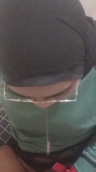 Asiática travesti en hijab masturbándose la polla
