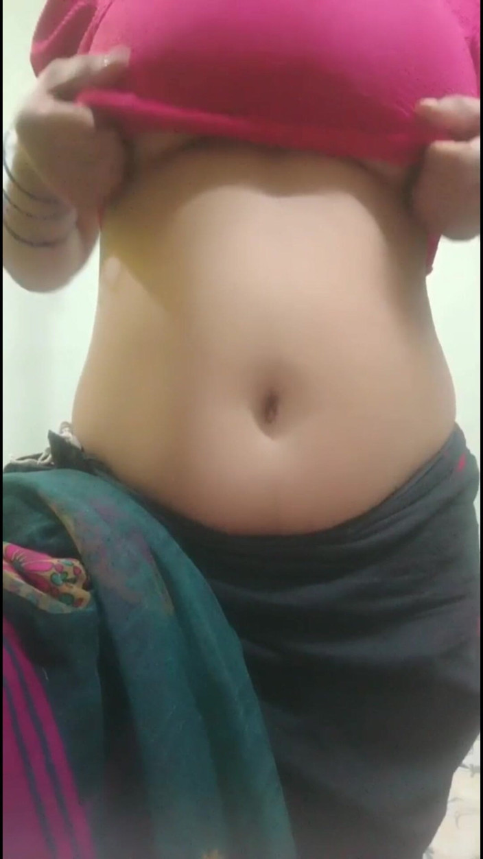 Desi_Tease_Queen: Indiancă desi în sari se dezbracă 