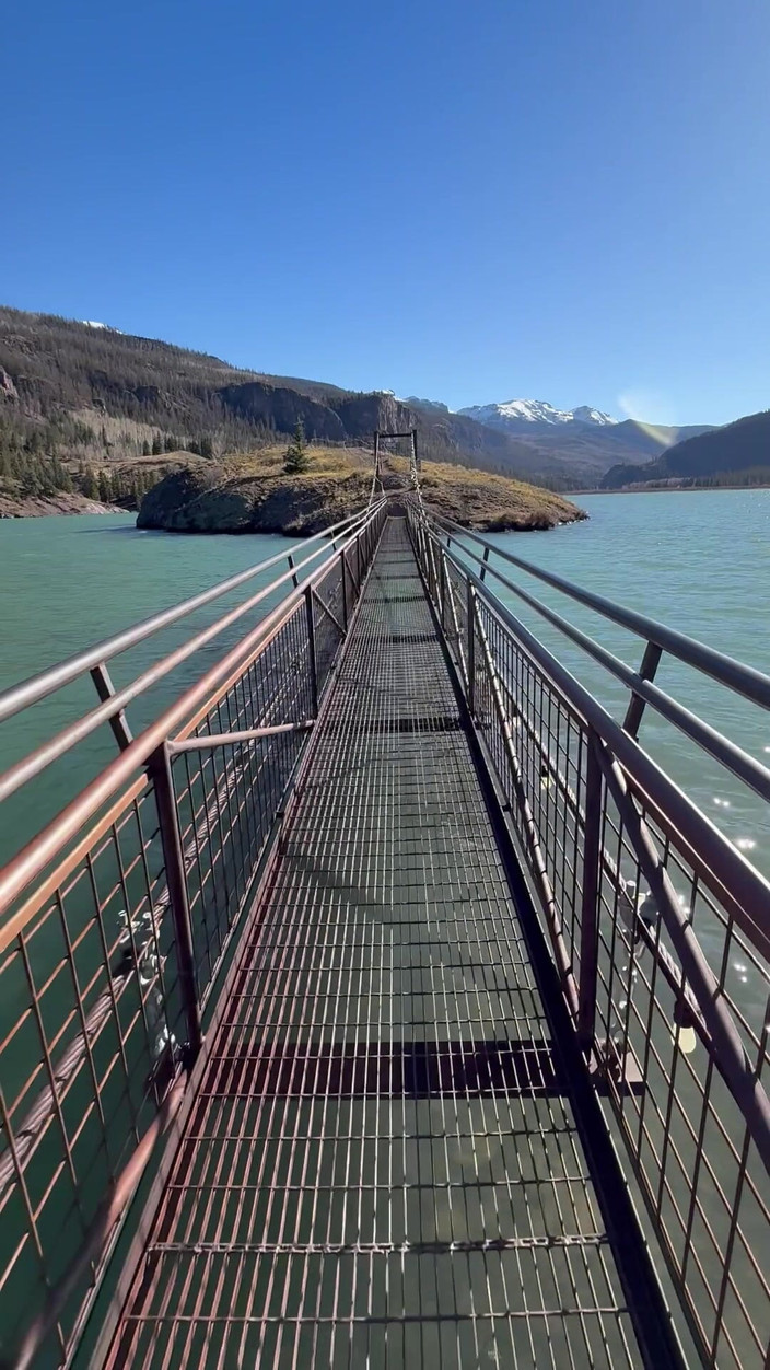 Dahlia Wolf: पैर वाली कामुकता आउटडोर पुल क्रॉसिंग