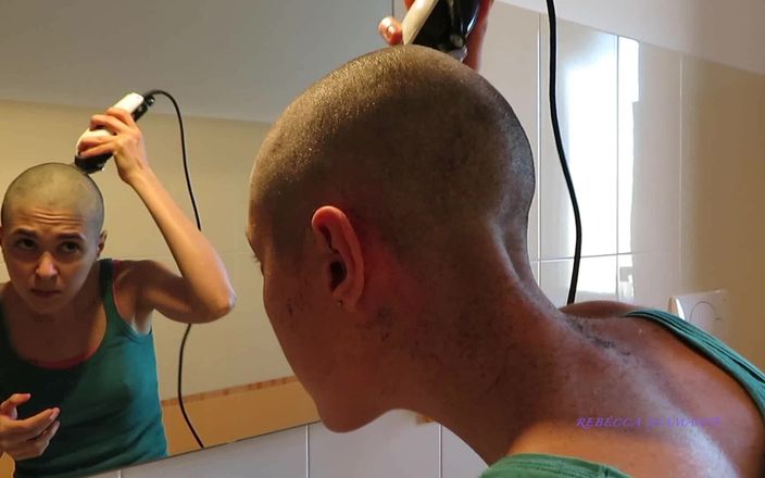 Rebecca Diamante Erotic Femdom: Menina italiana depila a cabeça para zero