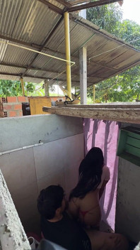Adik tiri miang memanggil tiri suaminya dari bilik air untuk mengongkeknya