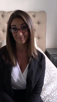 Propertysex sexy divertente agente immobiliare con belle tette grandi e belle gambe scopa a casabuyer