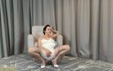 Wanilianna: Masturbation en solo en lingerie blanche, classe et mes bas...