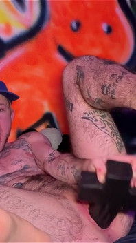 タトゥー入りのTboy XXXがXLクロスディルドでピンクの男の子の秘部を伸ばす