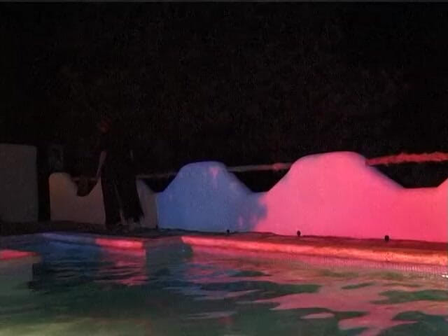 Naughty Girls: do seksi lesbiyan larkiyan sviming pool men ek saath tair...