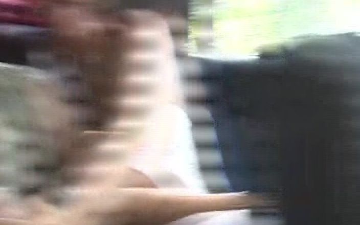 Deutsche Camgirls: 야외에서 두 명의 놀라운 독일 창녀와 섹스하는 발정난 친구