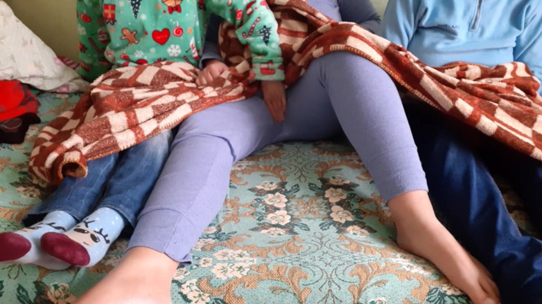 Lesbian-illusion: น้องสาวต่างมารดาของแฟนฉันช่วยฉันช่วยตัวเอง ขณะที่พวกเราสามคนกำลังดูซีรีส์อยู่