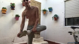 Un garçon bien monté squirte gros et salissant