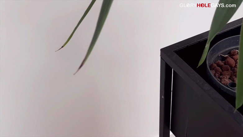 GLORYHOLEGAYS: 他的第一次寻欢洞体验以6英尺的射精结束