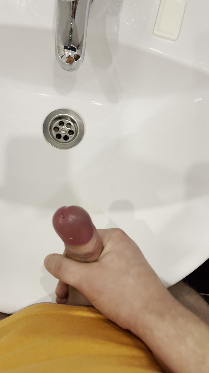 Young cum: Pria itu masturbasi di kamar mandi dan, merekam semuanya dari...