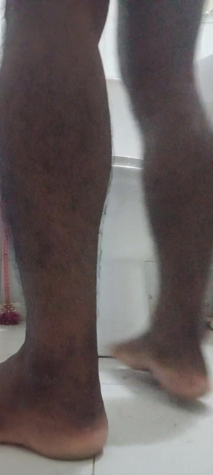 Alawon khan: Un garçon desi s’amuse seul