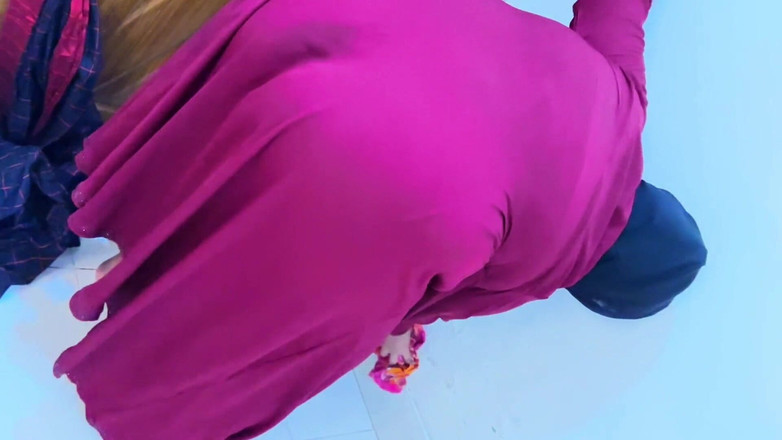 Aria Mia: Árabe gran culo y enormes tetas caliente mucama atrapada debajo...