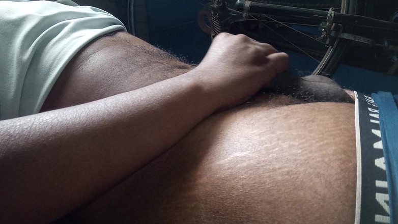 Sweet Indian cock: 젖탱이를 빨아주는 바비 애널