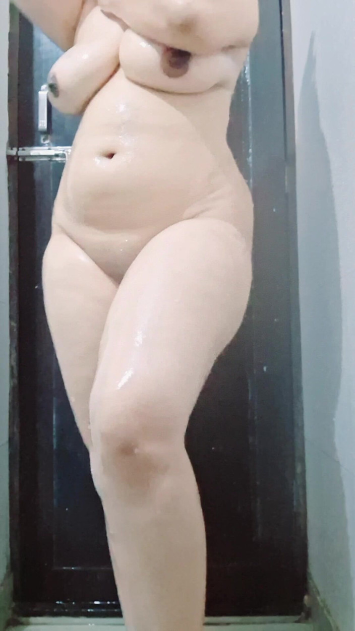 Riyathakur: 인도 인도 섹스 후 후장 씻는 핫한 바비